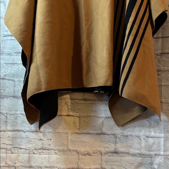 🔵Zara Tan and Black Knit Poncho - Picture 9 of 13